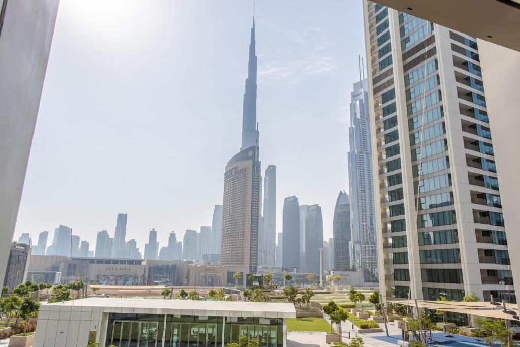 Blick auf die Skyline der Stadt mit Wolkenkratzern in der Unterkunft Frank Porter - Downtown Views II T2 in Dubai