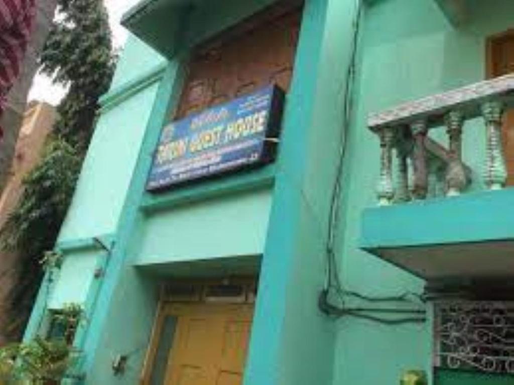 een blauw gebouw met een bord op een balkon bij MAA TARINI GUEST HOUSE,Bhubaneswar in Bhubaneshwar