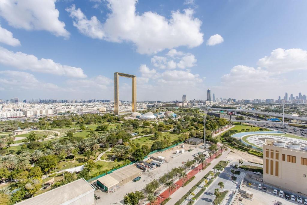 eine Luftansicht einer Stadt mit Gebäuden in der Unterkunft Frank Porter - Park Gate Residences 1 in Dubai