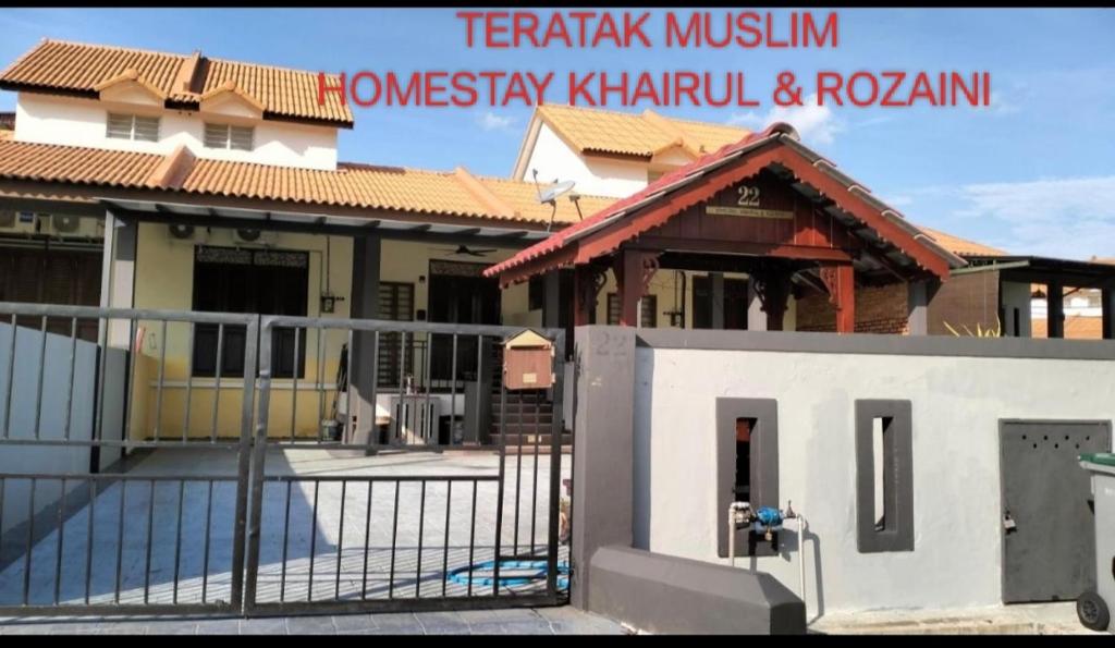 a building with a fence in front of it at HOMESTAY TERATAKMUSLIM KHAIRUL&ROZAINI Melaka in Melaka