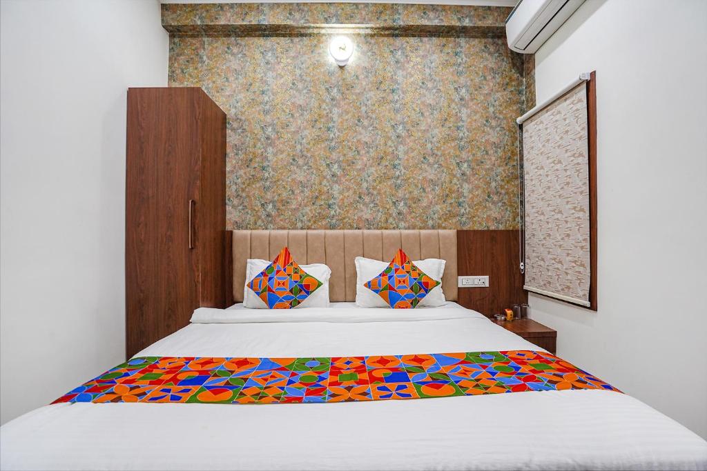 Postel nebo postele na pokoji v ubytování FabHotel Siddhant