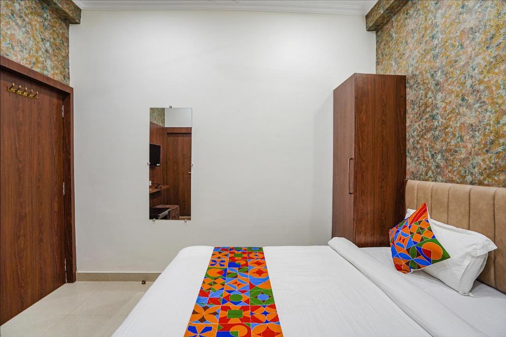 Postel nebo postele na pokoji v ubytování FabHotel Siddhant