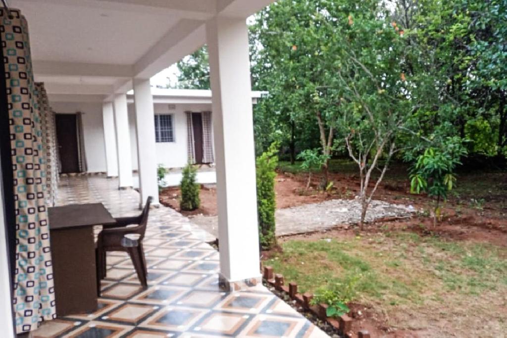 una veranda con tavolo e sedia su una casa di HOTEL LAKE SHIVALIK a Netarhāt