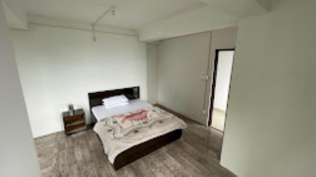 - une chambre avec un lit dans l'établissement The Golden Nest Home Stay , Rongli, à Rongli