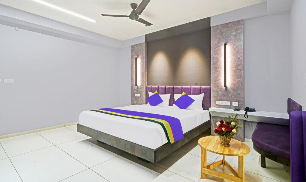 Una cama o camas en una habitación de Treebo Premium La Orchid, Big Temple