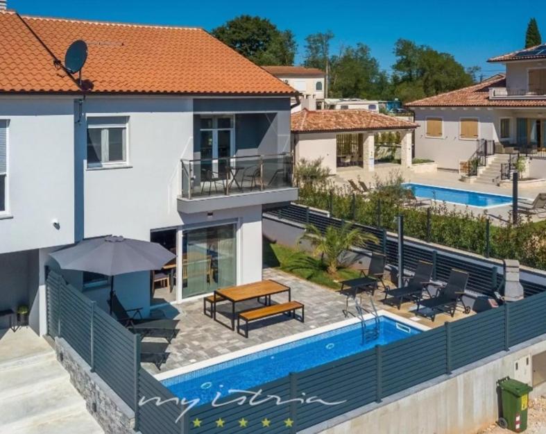 eine Villa mit einem Pool und einem Haus in der Unterkunft Villa Pearl of Istria in Rovinjsko Selo