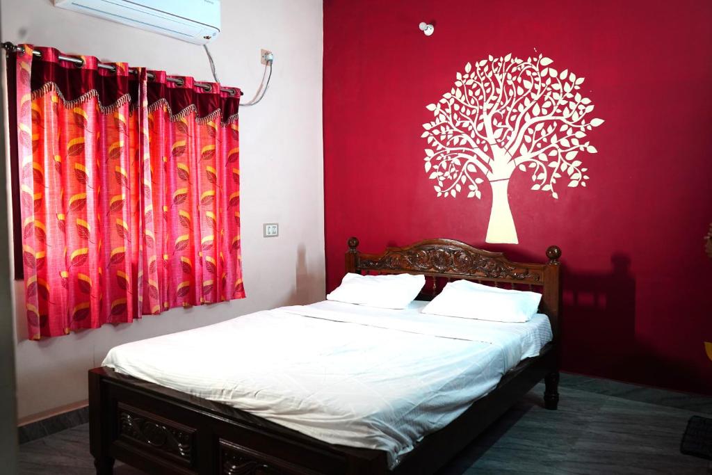 una camera da letto con un letto a parete di pondy Vibes 2bhk home Stay a Pondicherry