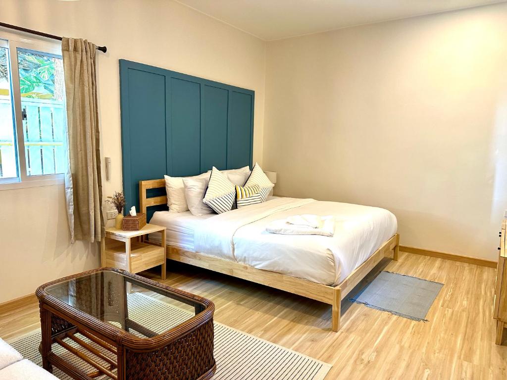 Postel nebo postele na pokoji v ubytování Warm White Hua Hin House