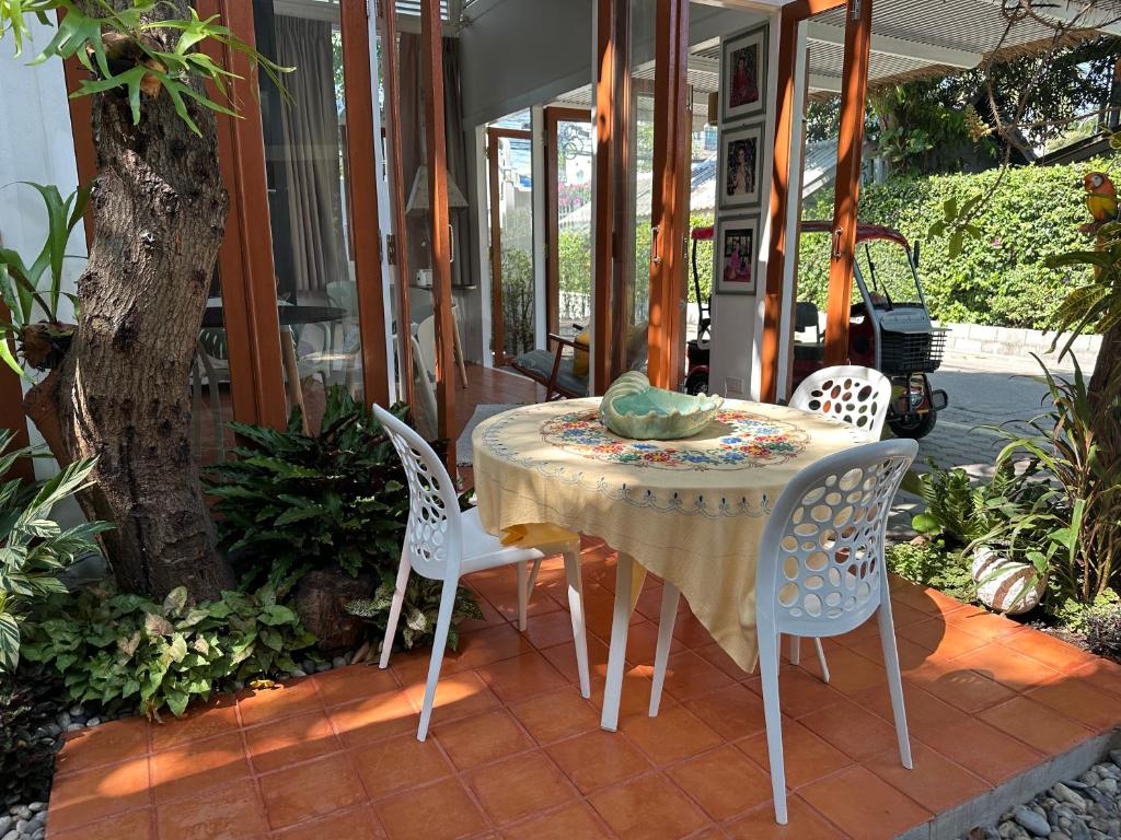 Zahrada ubytování Warm White Hua Hin House