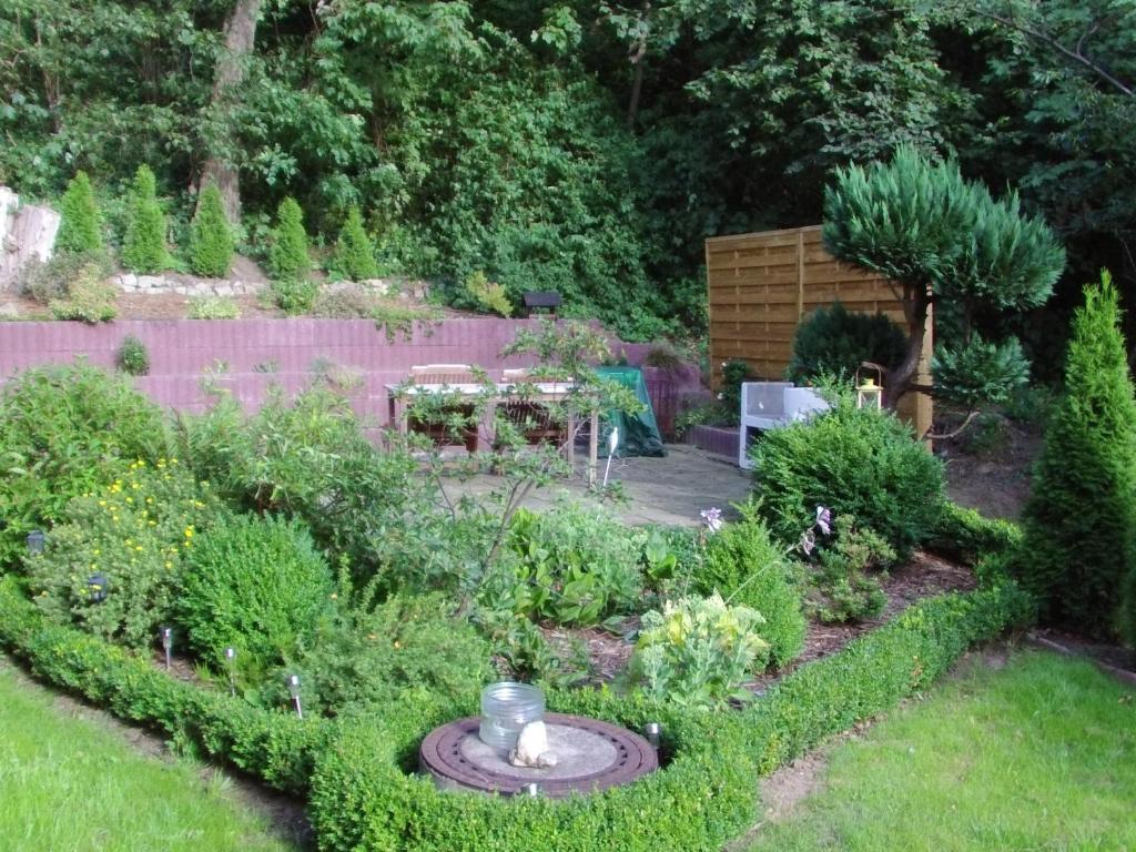 a garden with a fountain and many plants at Halmis FeWo in Derenburg