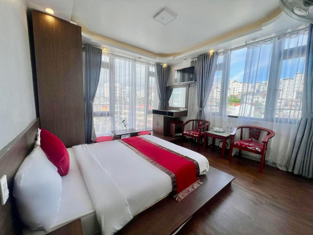 Postel nebo postele na pokoji v ubytování Le Tuan Minh Hotel