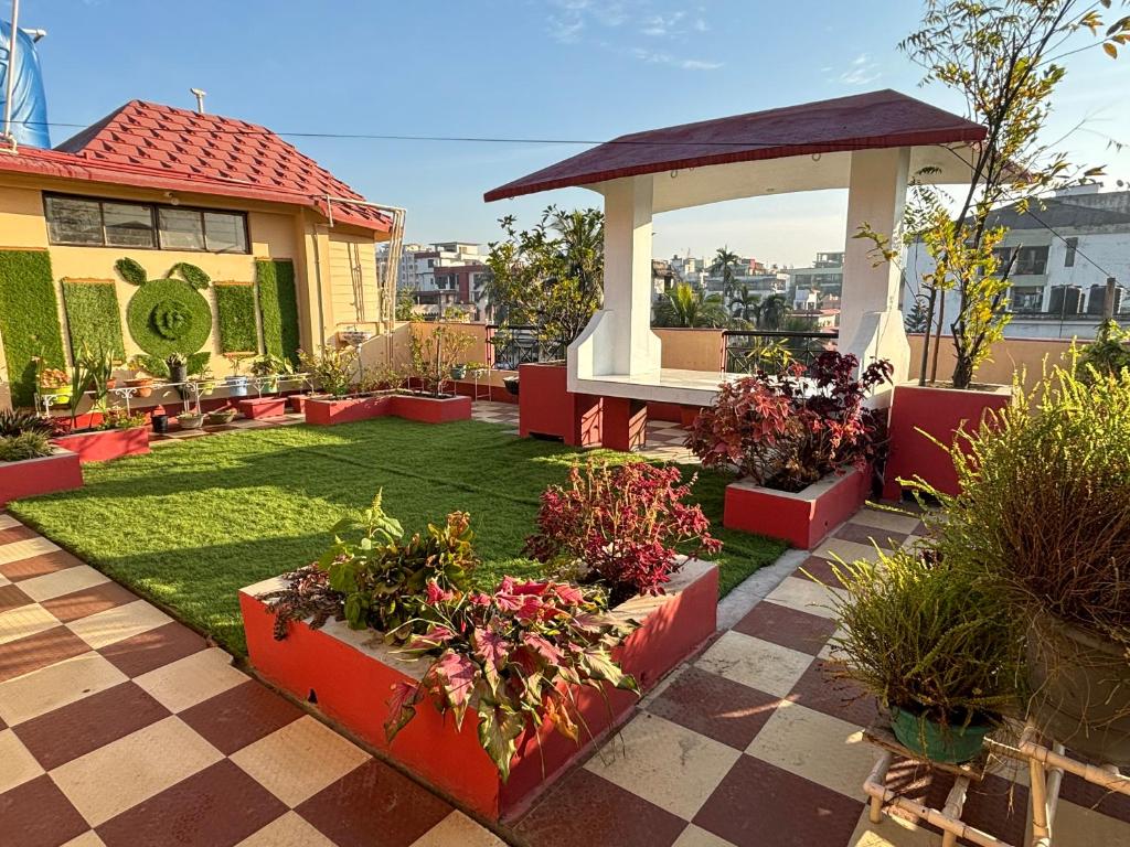 un jardín con plantas y un cenador en un edificio en Nivriti (Bliss) Homestay, en Guwahati