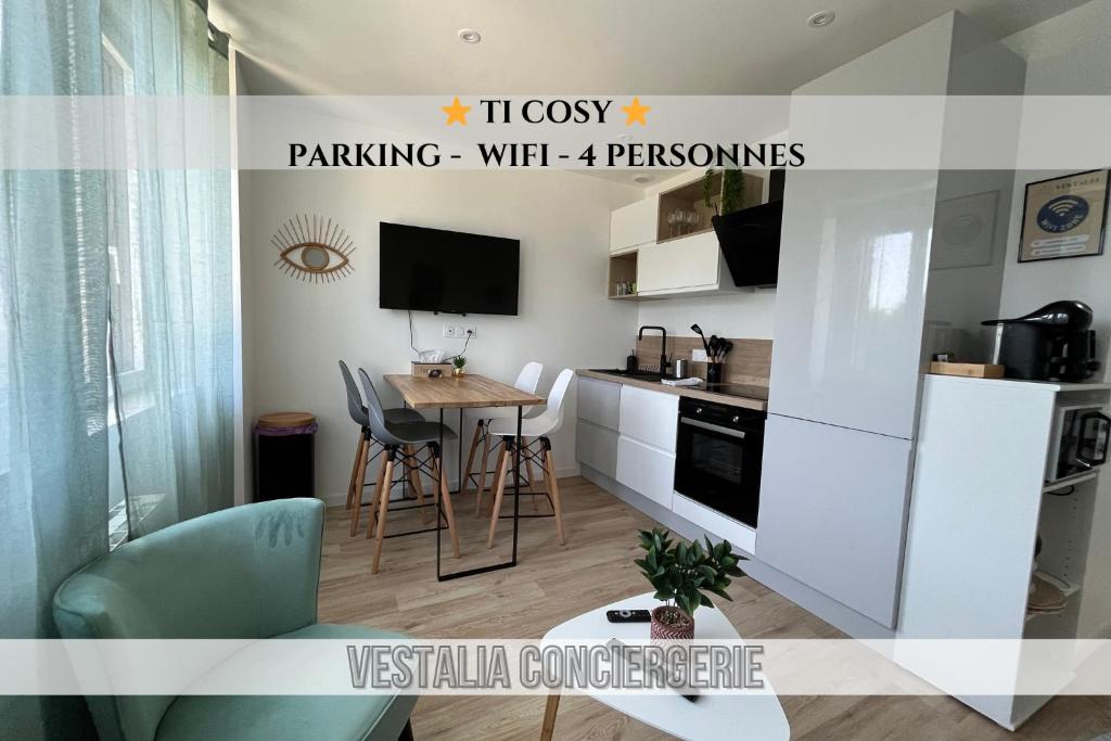 - une petite cuisine avec une petite table dans une chambre dans l'établissement -Ty Cosy- T2 Wifi Netflix Parking Lave Linge, à Ergué-Gabéric
