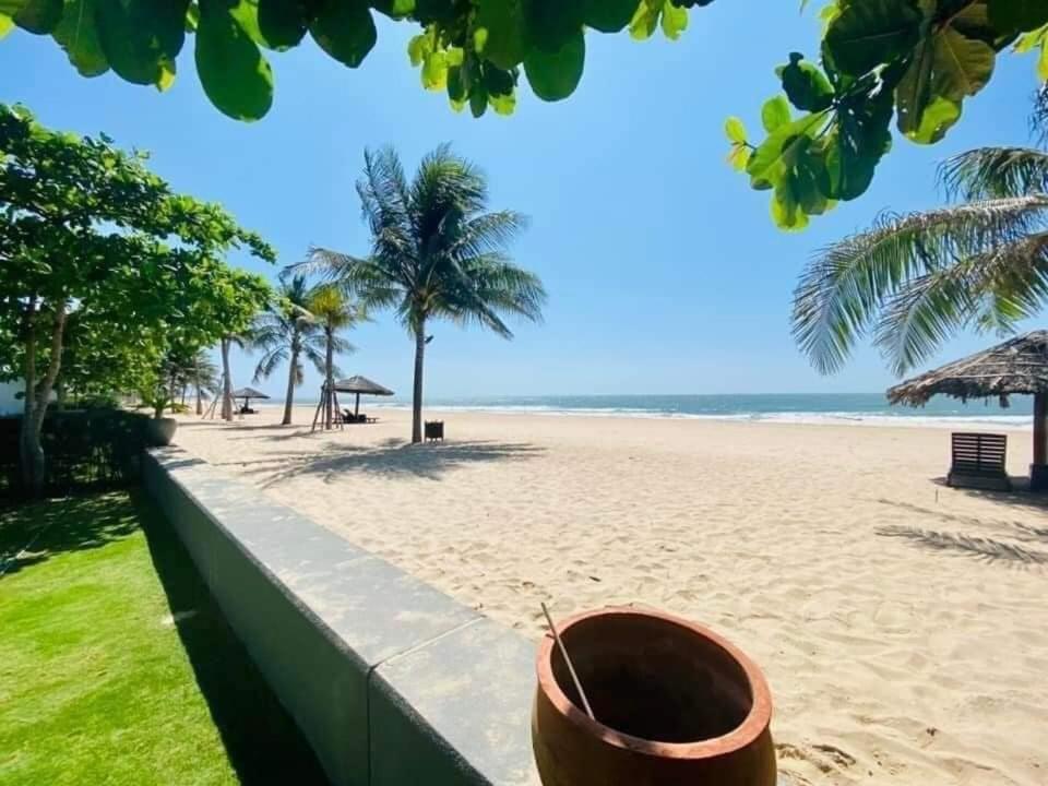 Blick auf den Strand mit Eimer in der Unterkunft Beachfront Villa 4 Bedrooms Sanctuary Ho Tram Resort in Thuận Biên