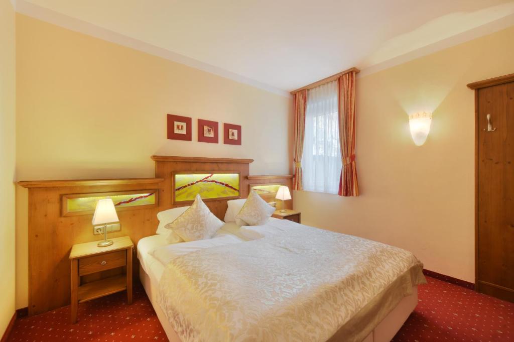 A bed or beds in a room at Appartements Cella Central