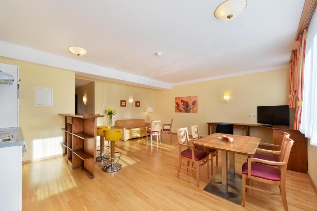 A television and/or entertainment centre at Appartements Cella Central