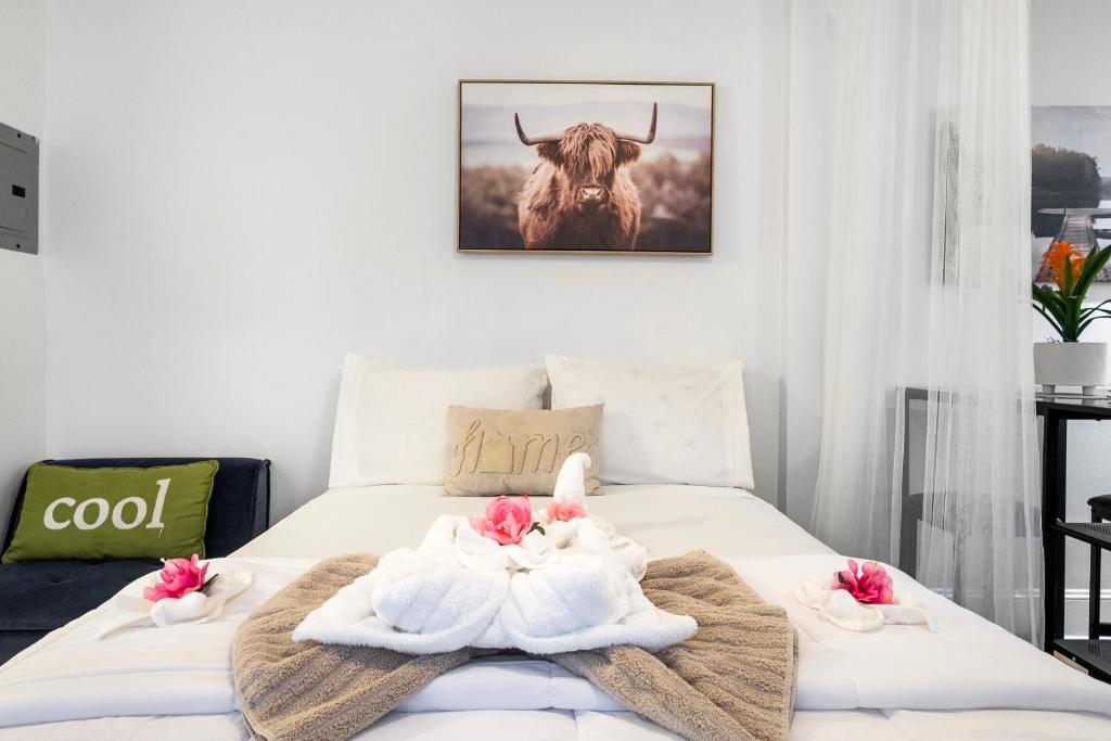 A bed or beds in a room at Charming Private Studio In Center City
