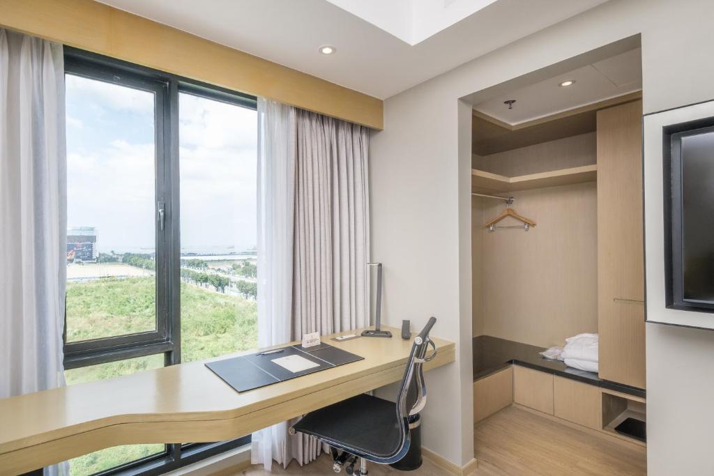 TV a/nebo společenská místnost v ubytování Seda Manila Bay