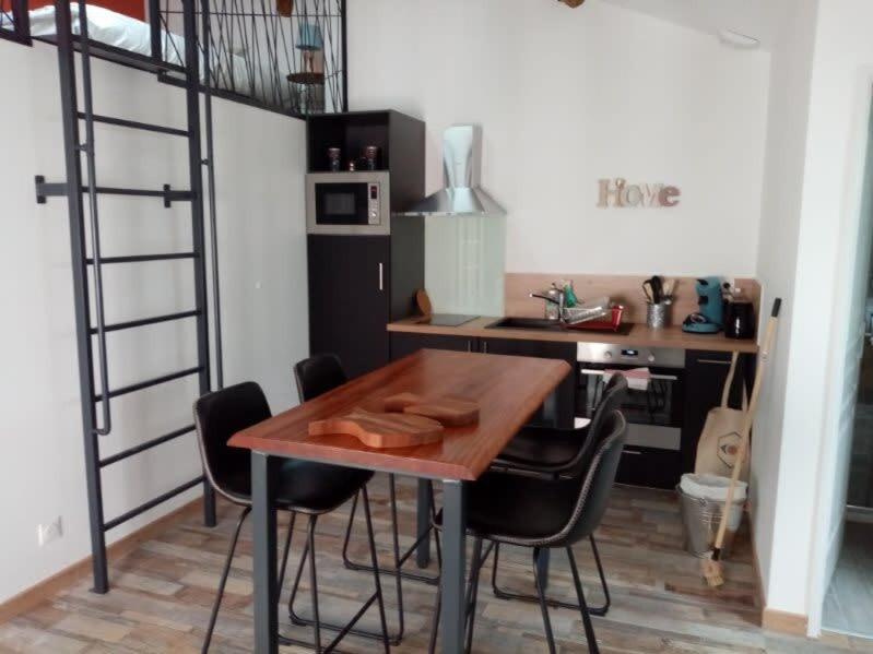 - une cuisine avec une table en bois et des chaises dans l'établissement Sainte Madeleine's Appartments For 4, à Tournus