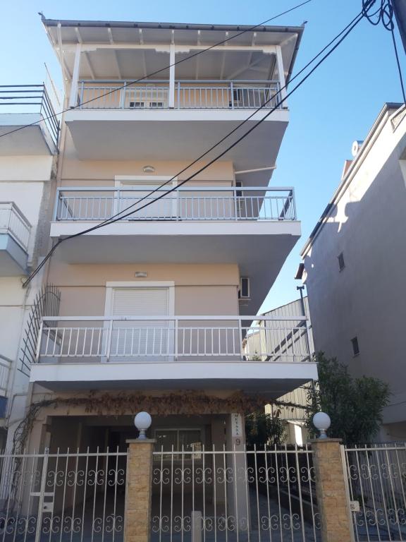 un edificio con balcones en un lateral en Villa Metaxa, en Paralia Katerinis