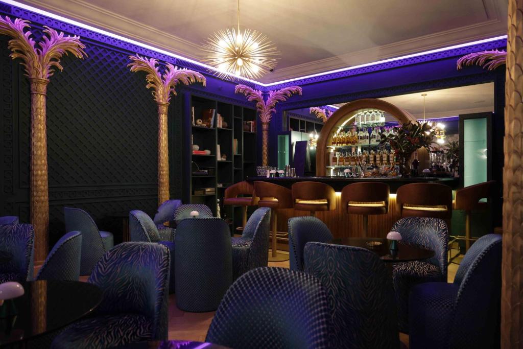 Lounge nebo bar v ubytování Warwick Palm Beach Hotel