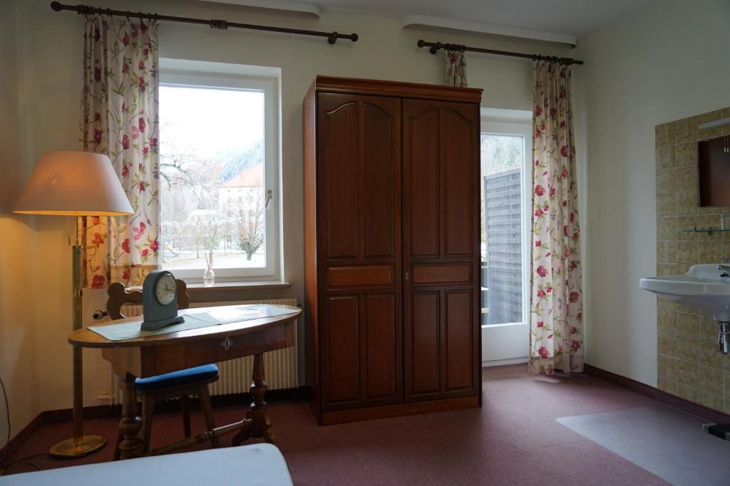 Postel nebo postele na pokoji v ubytování Hotel Garni Schlossblick