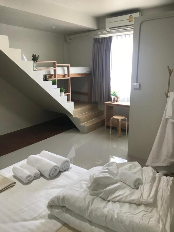 Postel nebo postele na pokoji v ubytování Muji Hotel KrabI