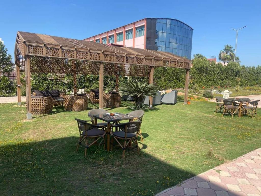 a gazebo with a table and chairs in a yard at فندق جراند كليوباترا دمنهور in Damanhûr