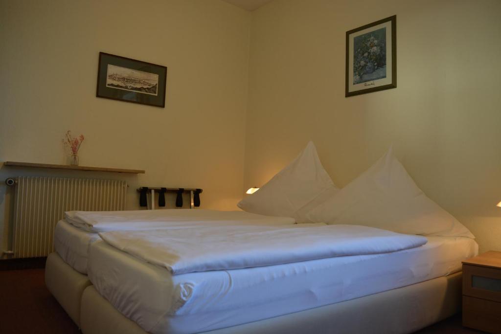 Postel nebo postele na pokoji v ubytování Hotel Garni Schlossblick
