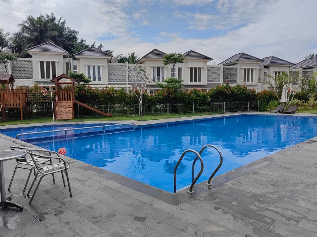 a swimming pool in front of some houses at Sweet City Villa near Mall Pekanbaru Sudirman in Pekanbaru