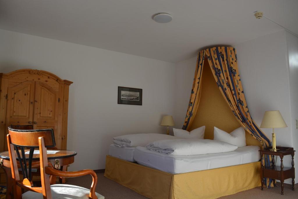 Postel nebo postele na pokoji v ubytování Hotel Garni Schlossblick