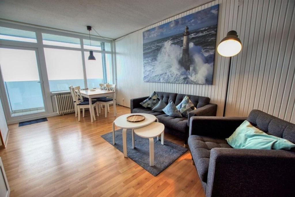 ein Wohnzimmer mit einem Sofa und einem Tisch in der Unterkunft Ferienpark - Haus B, App 0B0610 in Heiligenhafen