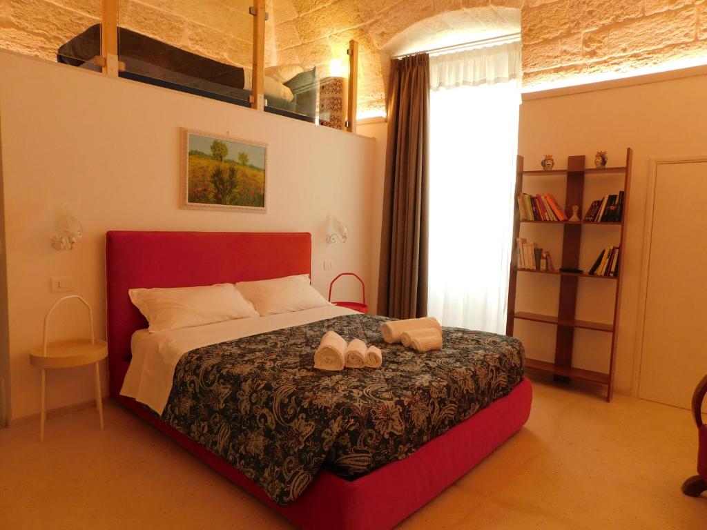 Un dormitorio con una cama con dos zapatos. en MandorleOlio en Polignano a Mare