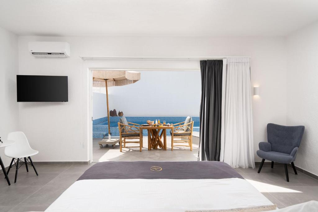 TV a/nebo společenská místnost v ubytování Aegean Melody Suites & Villas