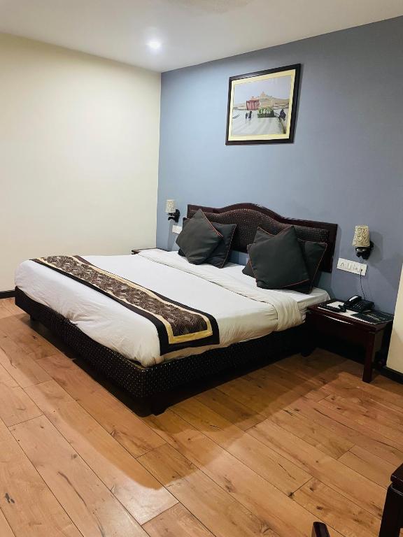 HOTEL ROYAL PRESIDENCY INN - Deluxe Double Room (2 Adults + 1 Child)