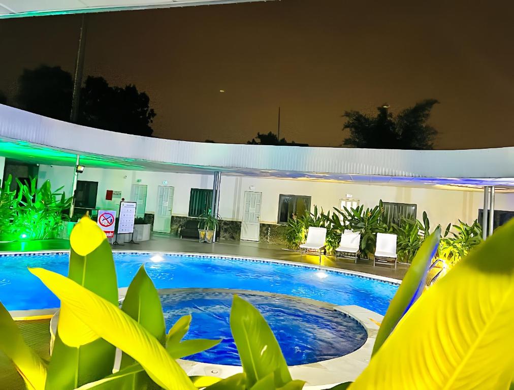 una gran piscina en un gran edificio en Khách sạn Khang Điền 2 en Xóm Phước Mỹ