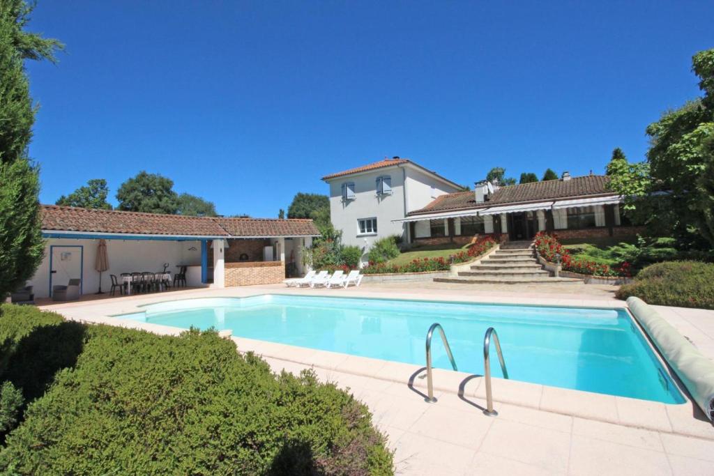 ein Pool vor einem Haus in der Unterkunft Le mas du puy in Ambazac