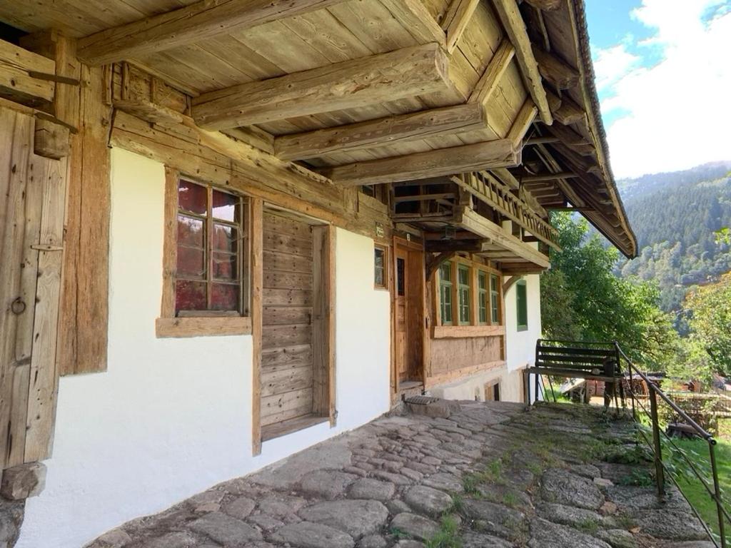 un porche de una casa con techo de madera en Ferienhaus Hederle en Elzach