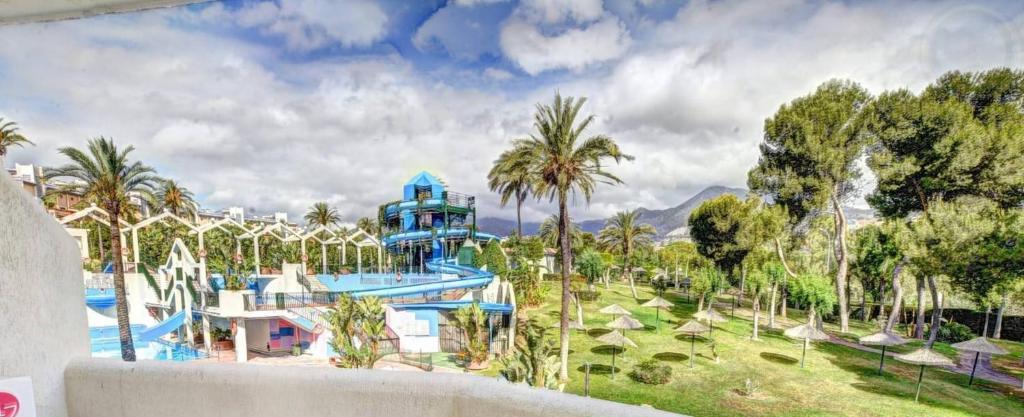 - une vue sur un parc aquatique avec un toboggan dans l'établissement Luxury Apartment in BenalBeach with Water Park, à Benalmadena Costa