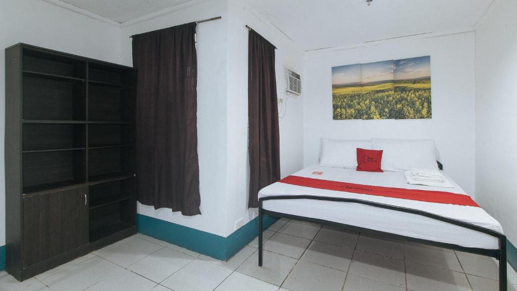 Postel nebo postele na pokoji v ubytování RedDoorz at Crowne One Condo