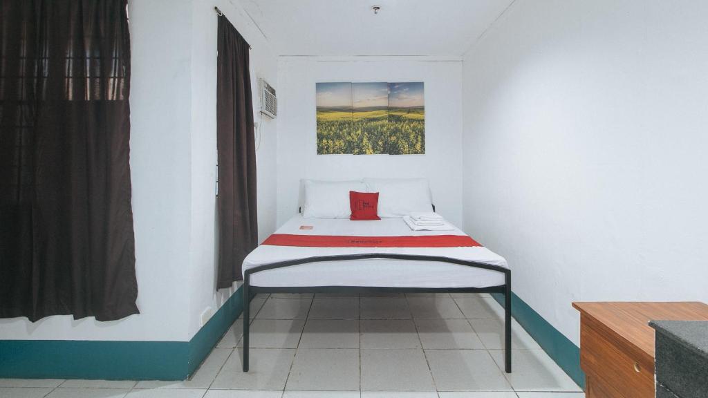 Postel nebo postele na pokoji v ubytování RedDoorz at Crowne One Condo
