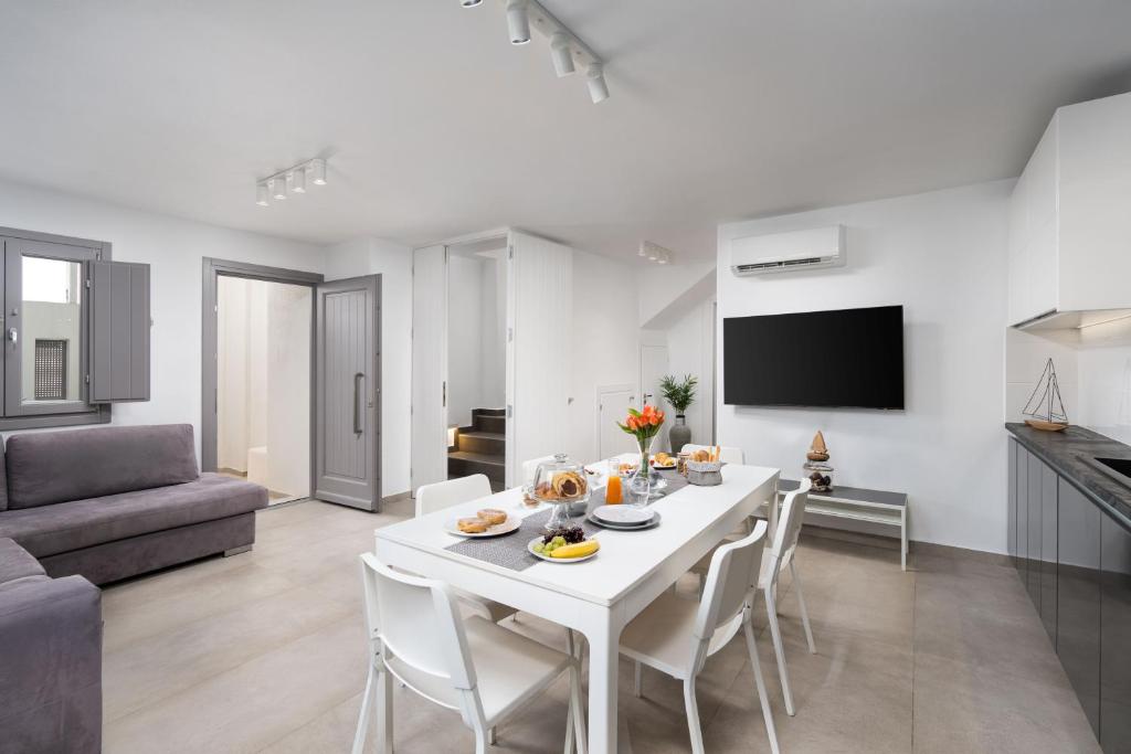 TV a/nebo společenská místnost v ubytování Aegean Melody Suites & Villas