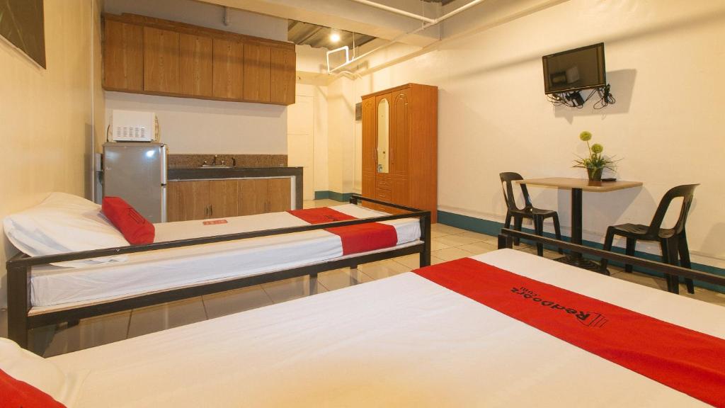 Postel nebo postele na pokoji v ubytování RedDoorz at Crowne One Condo