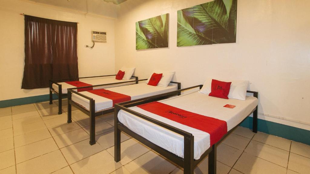 Postel nebo postele na pokoji v ubytování RedDoorz at Crowne One Condo