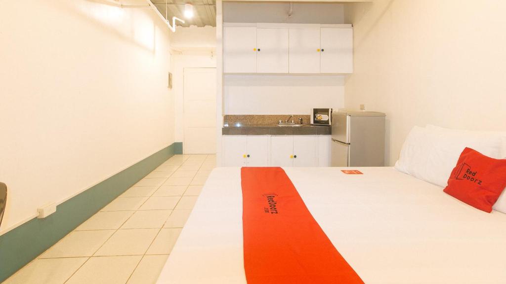 Kuchyň nebo kuchyňský kout v ubytování RedDoorz at Crowne One Condo