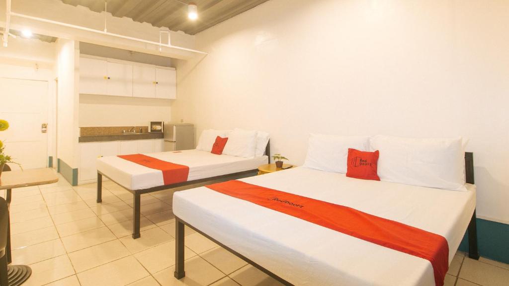 Postel nebo postele na pokoji v ubytování RedDoorz at Crowne One Condo