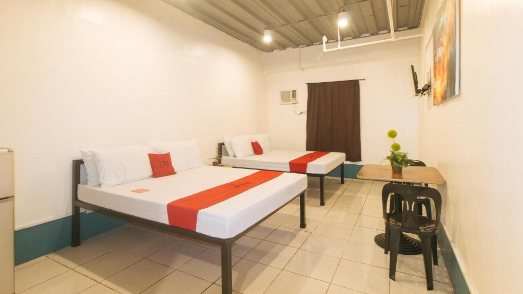 Postel nebo postele na pokoji v ubytování RedDoorz at Crowne One Condo