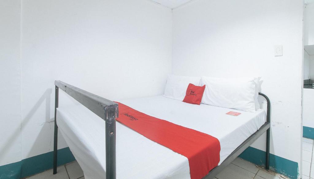 Postel nebo postele na pokoji v ubytování RedDoorz at Crowne One Condo