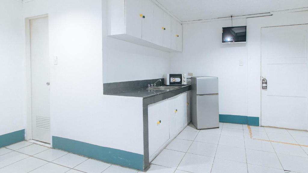 Kuchyň nebo kuchyňský kout v ubytování RedDoorz at Crowne One Condo