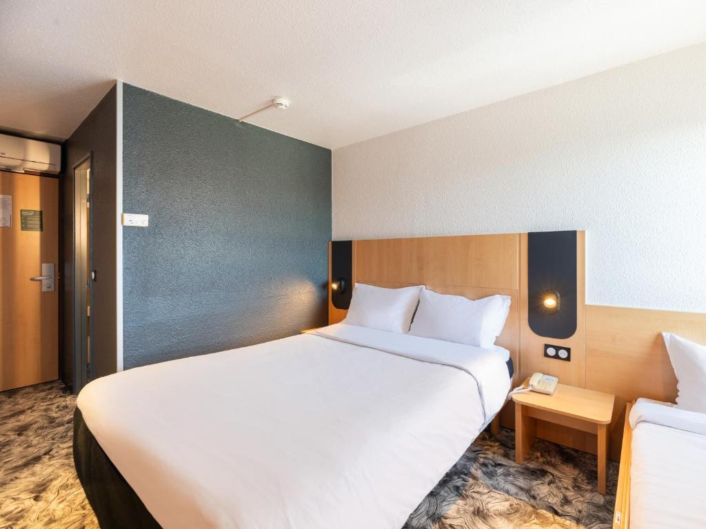 Postel nebo postele na pokoji v ubytování B&B HOTEL Lyon Eurexpo Bron